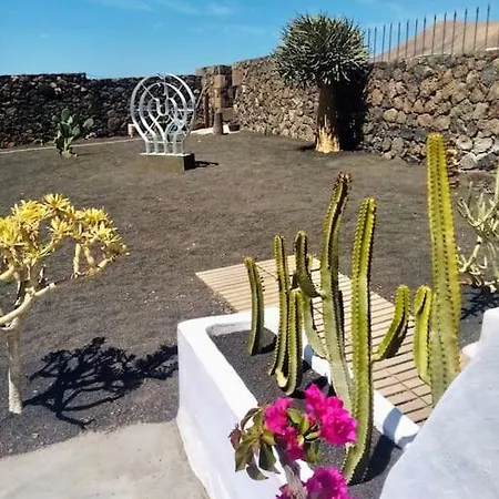 Casa Kira Sur, Macher * Tias